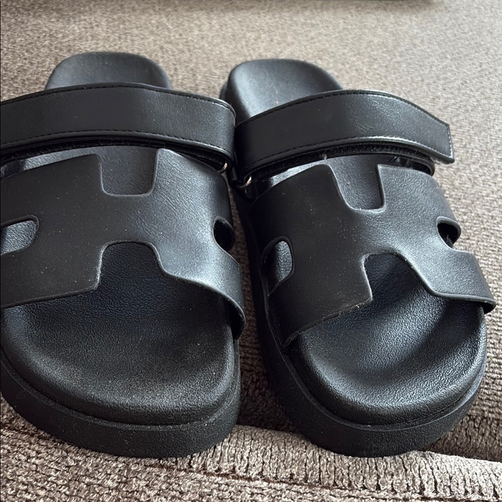 Forever 21 Black and Gold Sandals, size 6